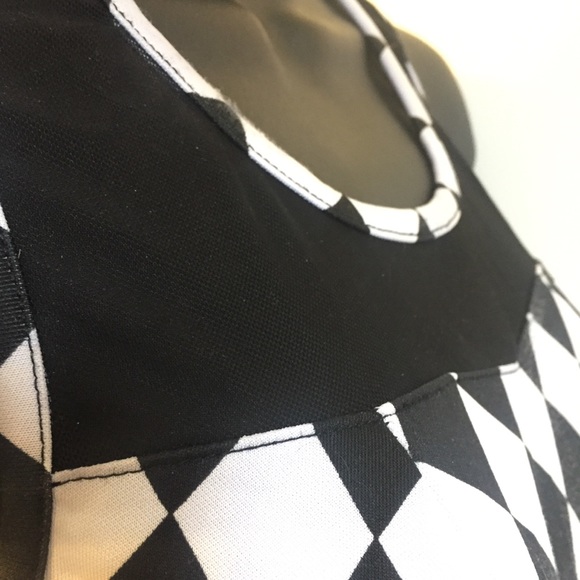 Diamond print crop top with mesh neckline - Picture 4 of 4